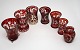 Røde Bøhmiske 
krystalvaser 
med motiver med 
dyr og huse og 
ornamenter.
Fra venstre 
mod ...