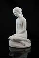 Figur i hvidt 
gips med motiv 
af kvinde 
siddende på 
sten 
Design ukendt
gips, 
gipsfigur, ...