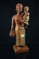 Figur i keramik 
med motiv af 
kvinde med barn 
på armen
Design af EJ, 
1963
Keramik, ...