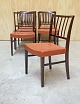 Seks stole i 
mørkt lakeret 
træ og sæder 
betrukket med 
brunt læder. 
Intakt læder 
med brugsspor 
på ...