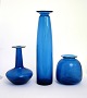 Kastrup/Holmegaard, 
Capri serien i 
blåt glas, 
designet af 
Jacob E Bang i 
1961.
T.v. Vase med 
...