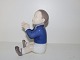 Bing & Grøndahl 
Figur, dreng 
fletter fingre.
Af 
fabriksmærket 
ses det, at 
denne er 
produceret ...