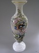 Stor Fransk 
Vase, opalglas 
håndmalet med 
fugle og 
blomster, H: 80 
cm.

