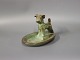 Lille keramik 
fad med 
hundefigur i 
brune og grønne 
farver af 
Michael 
Andersen & Søn.
H - 14 cm, ...