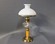 Petroleums 
bordlampe med 
orange 
glasstamme og 
messing fod fra 
år ca. 1880. 
H - 54 cm og 
Dia - ...