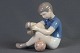 Porcelænsfigur: 
Bing og 
Grøndahl, Dreng 
med bold, h: 12 
cm