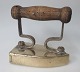 Antikt stryge 
jern i messing, 
19. årh. 
Danmark. Med 
håndtag i jern 
og træ. L.: 14 
cm. H.: 14 cm. 