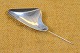 Broche af sølv 
formet som et 
stiliseret 
organisk blad. 
Hallmark "HS" 
925. Str.: 6*2 
cm. Art. No 67