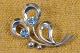 Broche af sølv 
bladformet og 
dekoreret med 
cubic zirkonia 
i lyseblåt. 
Stemplet 
Sterling H.S. 
...