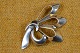 Broche af sølv, 
vintage design 
af 
3-dimensionel 
bladmønster. 
Stemplet "BH" 
925S. Str.: 
6,8*3,5 ...