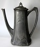 Kaffekande, 
tin, 1908. 
Tyskland. 
Mærket: Electra 
og 
produktionsnummer: 
o58. H.: 27 cm. 
Med ...
