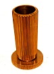 Tinos 
Kanneleret 
Lysestage 13.5 
cm Vase 
Patineret 
forgyldt 
bronze. Made in 
Denmark Fin 
patina ...