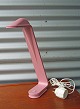 Rappe Louis 
bordlampe i 
lyserød fra 
Louis Poulsen. 
Fremstår med 
minimale 
brugsspor.
H. 46 cm. ...
