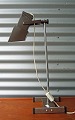 Brunlakeret 
metal 
bordlampe.
Regulerbar 
skærm højde og 
fleksibel 
skærm.
H. max 56 cm. 
D. 27 ...