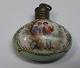Parfumeflacon i 
håndbemalet 
porcelæn. 
Tyskland, 19. 
årh. Dekoreret 
med hyrdescene. 
Med messing ...
