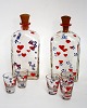 Emalje 
dekoreret 
kantineflaske 
med hjerter 
m/træprop og 
tilhørende 
snapseglas. 
Designer Jacob 
...