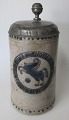 Tysk øl krus i 
grå saltglasur 
med tinlåg, 18. 
årh. 
Cylinderform. 
Med hank. I 
midten 
blådekoreret 
...