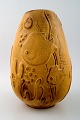 Mari Simmulson 
for 
Upsala-Ekeby 
keramikvase. 
Fisk i relief.
Smuk glasur i 
gule nuancer.
I ...