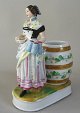 Tysk 
porcelænsfigur, 
o. 1880, i form 
af servitrice i 
kjole med brød 
og ølkrus. 
Polykrom 
bemaling ...
