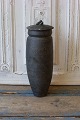 Æstetisk smuk 
slank låg vase 
med ornamental 
dekoration på 
lågets top.
Udført af 
keramiker Dorte 
...