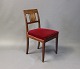 Antik stol i 
mahogni med 
rødt polstret 
sæde fra 1910 i 
stilen sen 
Empire.
H - 84 cm, B - 
45,5 ...
