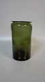 Grøn sylteglas 
ca år 1900
Fremstår med 
en anelse slør
H. 22cm 
Diameter 
12,5cm.