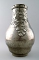 Skønvirke vase 
af hammerslået 
tin. Stemplet 
med kandestøber 
Arendals mærke. 

Fremstår med 
...