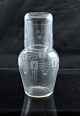 Natbordskaraffel 
med drikkeglas, 
klart glas med 
slibninger. Ca. 
år 1910
H.: 20,5 cm
Ø.: 11 ...