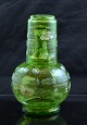 Natbordskaraffel 
med drikkeglas, 
grønt glas med 
bemaling.
H.: 21 cm
Ø.: 13,5 cm
Varenr.: 
303569