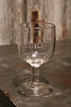 Gammelt Fransk 
souvenir vin 
glas med 
graveret skrift
"Souvenir" 
H:13cm. 
dia.:7cm.