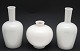 Royal 
Copenhagen, 
Hvide vaser.
T.v. og t.h. 
Vase med motiv 
på kraven. 
Formnr. 3599. 
Højde 16,5 ...