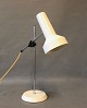 Skrivebordslampe 
med hvid 
lakeret skærm 
samt fod og 
stel af krom. 
Lampen er af 
dansk design 
fra ...