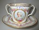 Bemalet 
porcelæns 
bouillion kop 
med to hanke og 
underskål, 19. 
årh. Frankrig. 
Dekoreret med 
...
