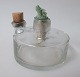 Antik olie 
lampe i klar 
glas, 19. 
&aring;rh. Med 
br&aelig;nder 
og prop. 
H&oslash;jde.: 
5 cm. ...