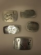 Brosche af Tin
Vintage 
smykker (Solgt: 
2 stk til 
venstre, 
nederst, samt 1 
stk til højre 
...