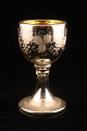 1800 tals vin 
glas lavet i 
fattigmandssølv 
, dekoreret med 
ætset vinblade 
udenpå. Højde: 
13cm.