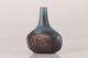 Gunnar Nylund 
(1904-1997)
Aflang vase 
med blålig og 
orangebrun
harepels 
glasur
Sign. GN + ...