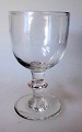 Vin glas på 
stilk med knap, 
ca. 1850, 
Danmark. Glat. 
Klar glas 
masse. Højde.: 
10,5 cm. 