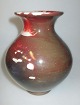 H. A. Kähler 
vase, 1920, 
Næstved, 
Danmark. Med 
rød lustre. 
Stemplet. 
Højde.: 15 cm. 