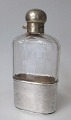 Engelsk 
lommelærke, 
forsølvet med 
prop, 19. årh. 
Højde.: 16 cm. 