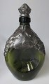 Grøn flaske med 
tin montering, 
1920 - 1930, 
Danmark. 
Højde.: 23 cm. 
Perfekt stand!