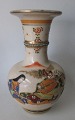 Japansk satsuma 
vase, 19. årh. 
Craquele 
fajance med 
håndbemalet 
polykrom 
dekoration i 
form af ...