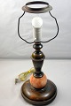 Bordlampe af 
træ med 
marmorkugle
H.: 46,5cm Ø.: 
18,5cm
Varenr.: 
325640