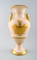 Stor B&G, Bing 
& Grøndahl vase 
i lyserød med 
hanke i guld.
Tidligt 
Stempel. 
Dateret 1865.
1. ...