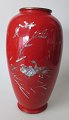 Japansk messing 
vase med rød 
emalje, 19. 
årh. 
Indlægninger i 
perlemor med 
motiver af 
ænder. ...
