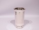 Enkel vase 
dekoreret med 
simpel kant 
nederst, 
tretårnet sølv 
fra Cohr.
H - 18,5 cm og 
Dia - ...