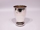 Flot 
hammerslået 
vase dekoreret 
med fin 
perlekant 
nederst, 
tretårnet sølv.
H - 12,5 cm og 
Dia - ...