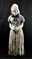 Figur i 
glaseret 
keramik med 
motiv af 
stående kvinde 
med bønnebog 
nr. 4118/2
Design af 
Michael ...
