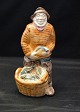 Figur i 
glaseret 
keramik med 
motiv af fiske 
med kurv nr. 
5314
Design af 
Michael ...
