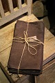 6 stk. gamle 
Franske stof 
servietter i 
indfarvet antik 
brun farve , 
fint vævet 
linned med ...
